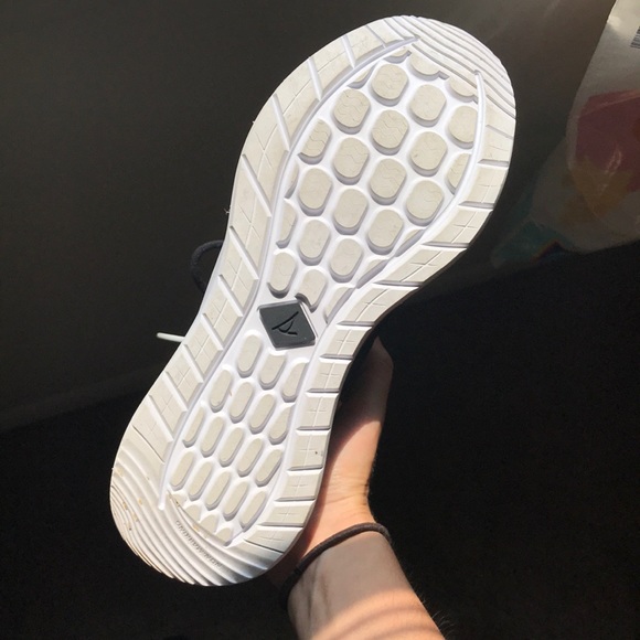 Black and white Sperry sneakers. - Picture 4 of 4